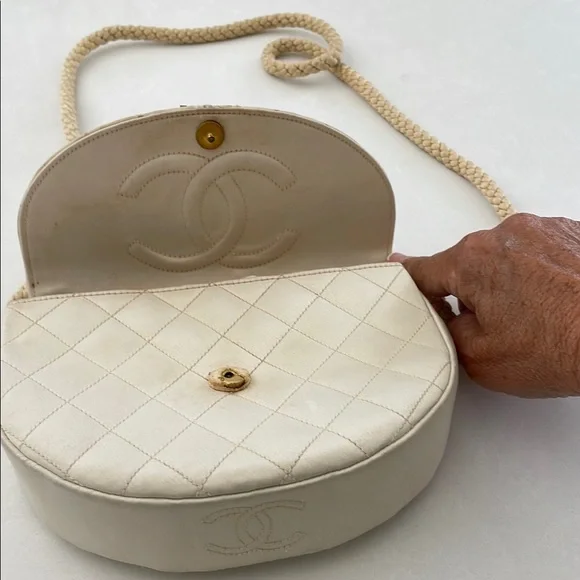 CHANEL Cream Quilted Clutch with Gold Accents - Picture 2 of 7